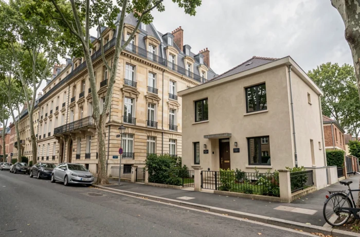 Deux résidences principales distinctes dans un quartier résidentiel français illustrant la question légale de la double domiciliation en couple